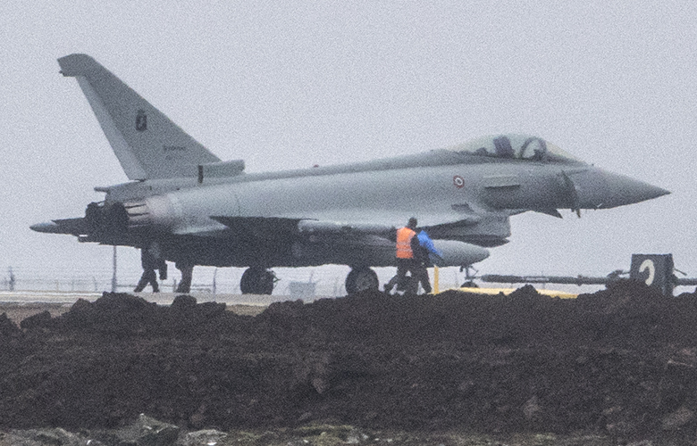 Eldur í lendingarbúnaði herþotu í Keflavík