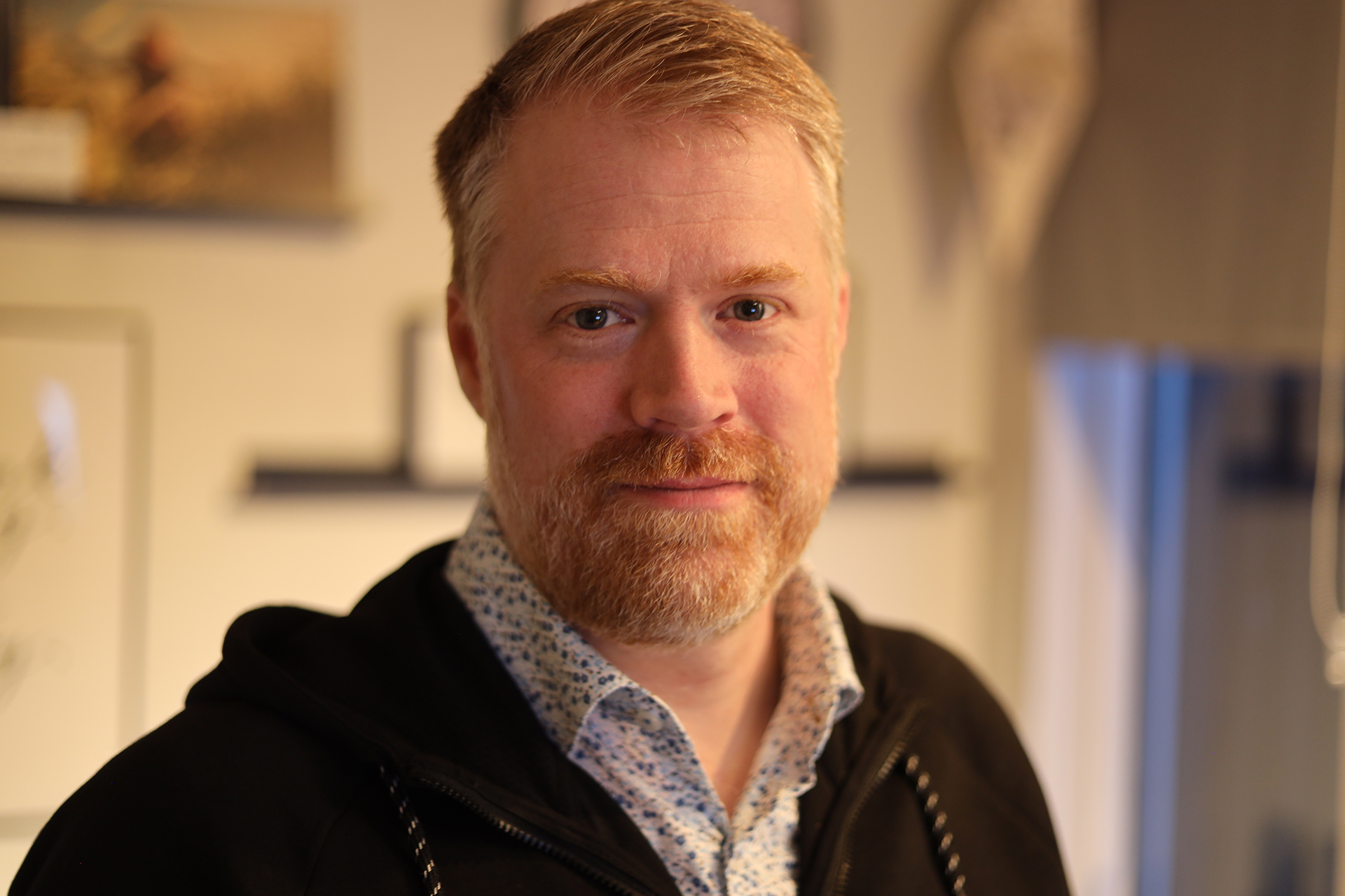 Hver er þessi Ívar sem skoðar Reykjanes? Víkurfréttir