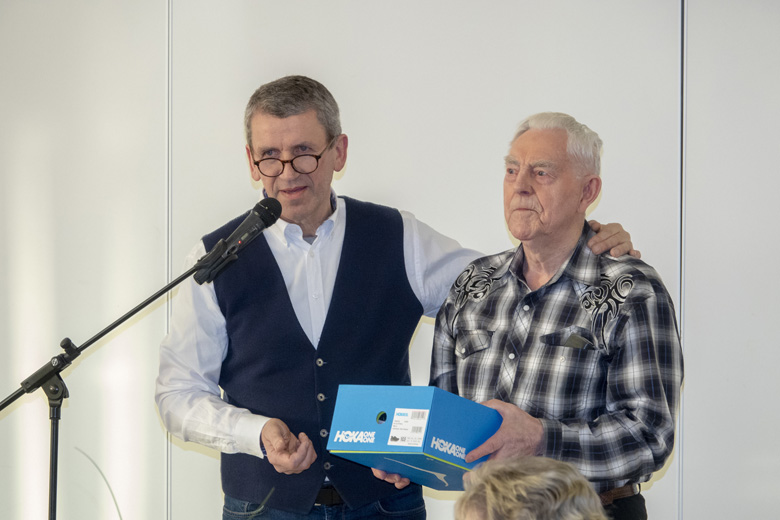 Gunnar 96 ára fékk nýja íþróttaskó