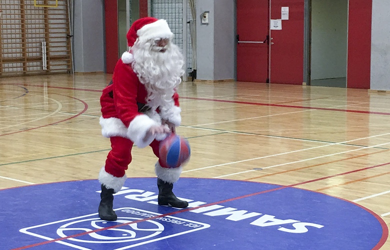 Jólasveinn fór í körfubolta í Grindavík