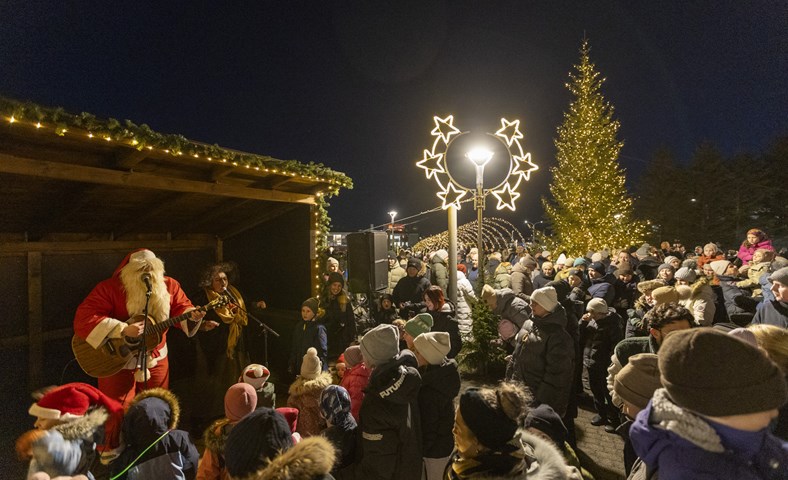 Fjölmenni við tendrun jólatrés í Aðventugarðinum