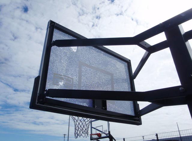 Hundruð þúsunda króna tjón á körfuboltavelli í Grindavík