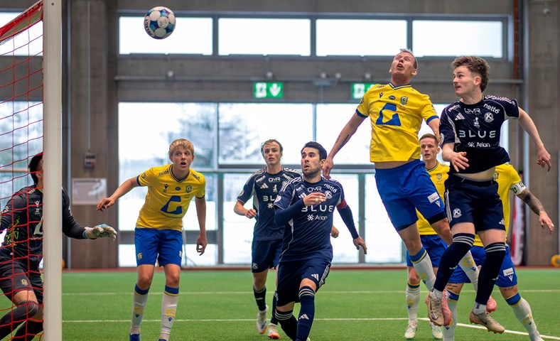 Grindavík sló Keflvík út úr Mjólkurbikarnum eftir vító- fara á Skagann og UMFN í Mosfellsbæ