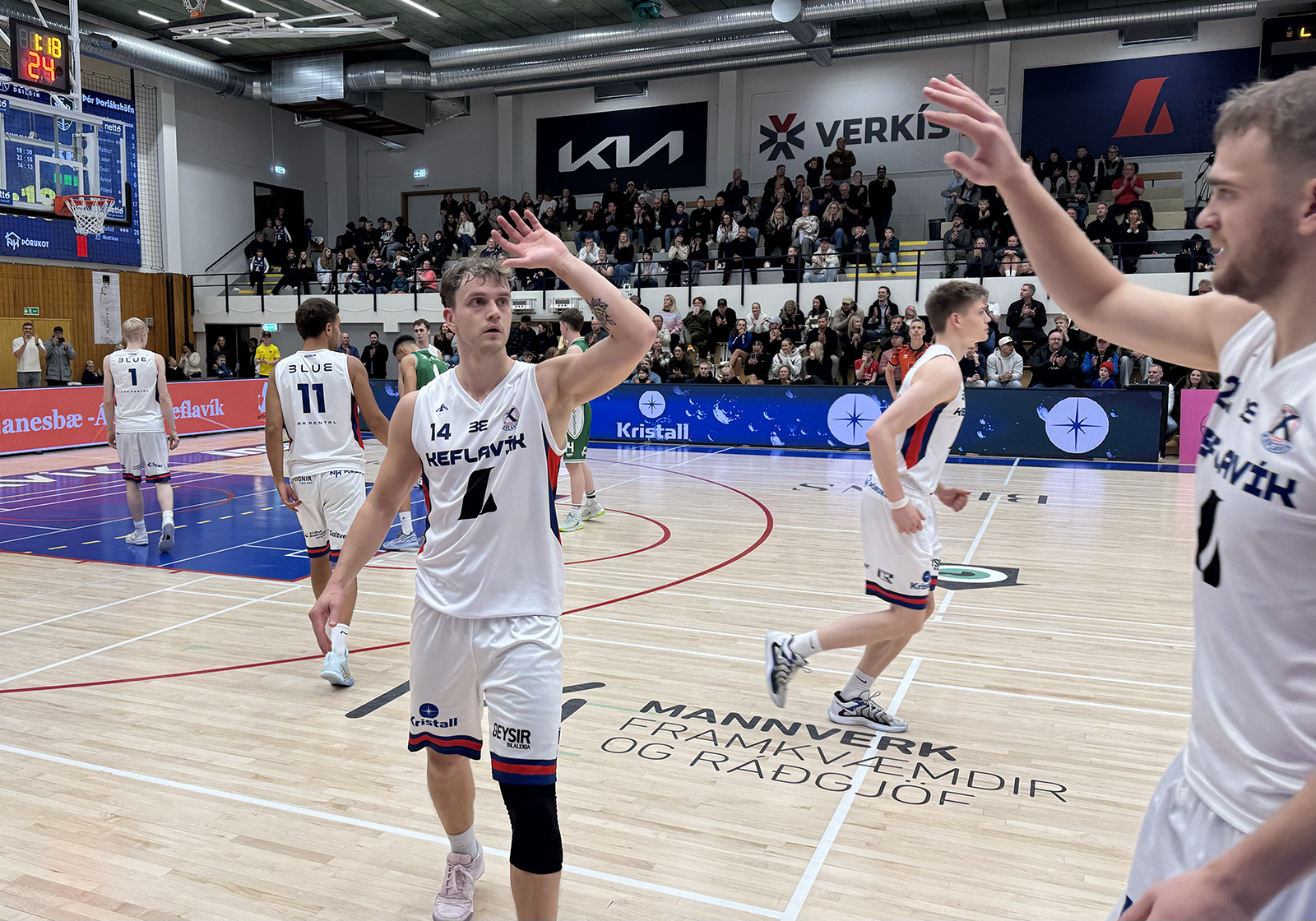 Keflavík með öruggan sigur á KR en UMFN tapaði á Hlíðarenda