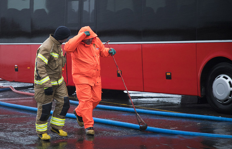 Vatn flæðir inn í fyrirtæki í Grófinni