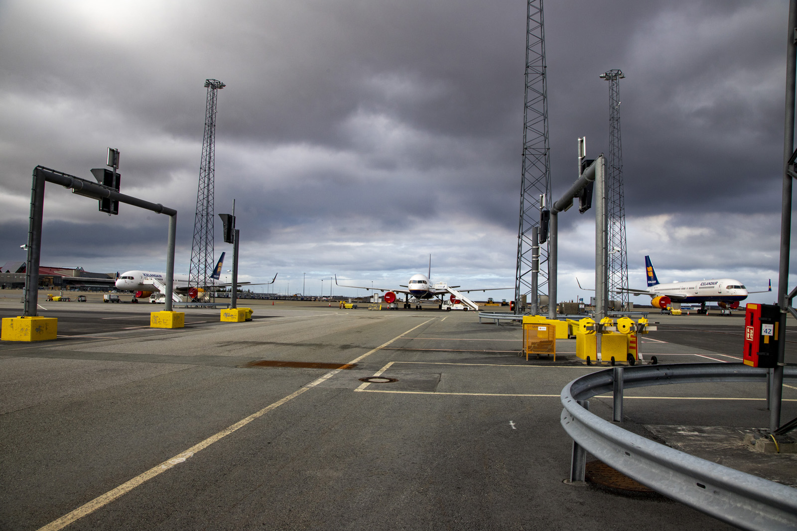 Komst inn á lokað flughlað Keflavíkurflugvallar og ók nærri flugvél  á stolnum bíl  
