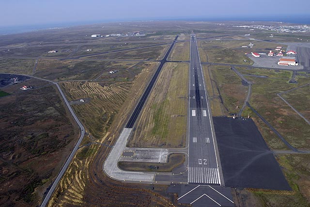 Keflavíkurflugvöllur lokaðist vegna glussa á flugbraut