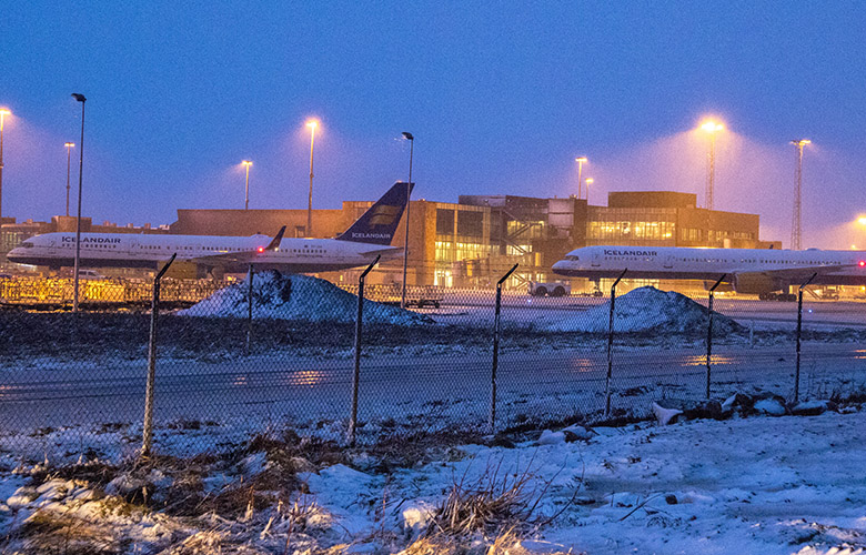 Farþegar biðu brottfarar í flugvélum á meðan óveður gekk yfir