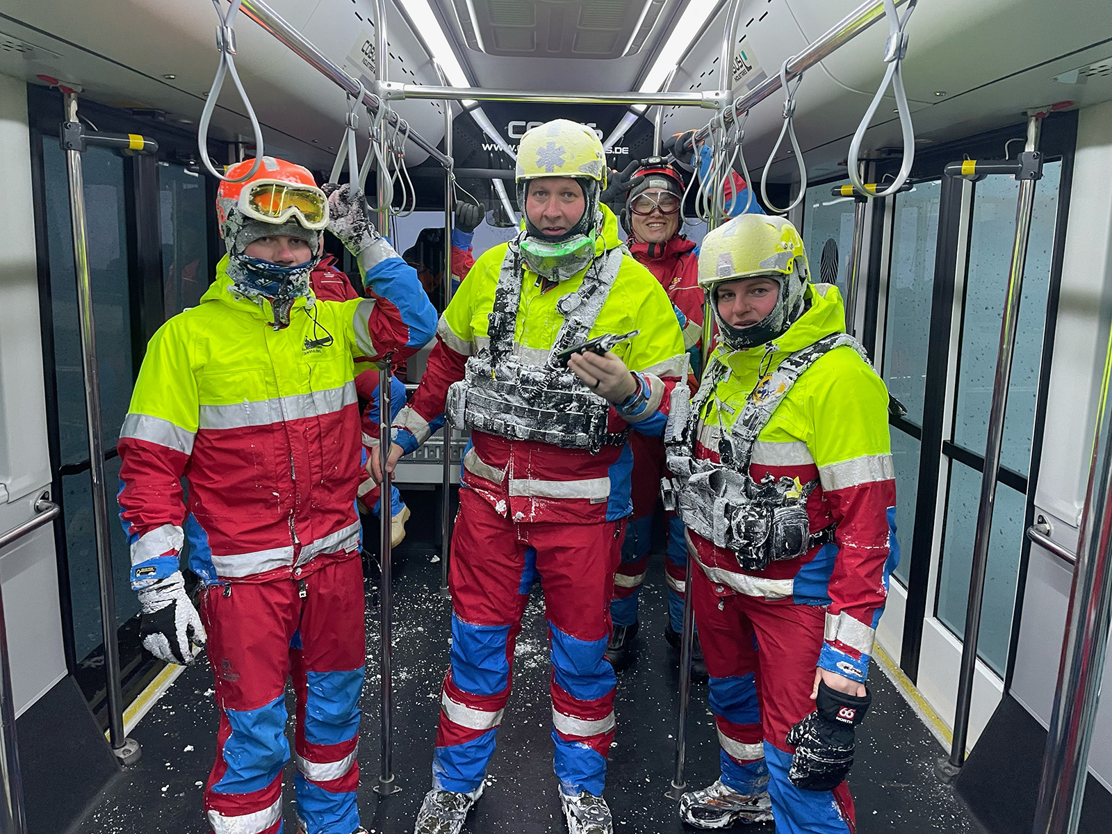 Erfiðar aðstæður í óveðri og þúsund manns bíða í flugvélum