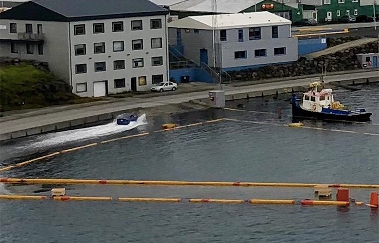 Tunglið tosar sjóinn upp á bryggjur