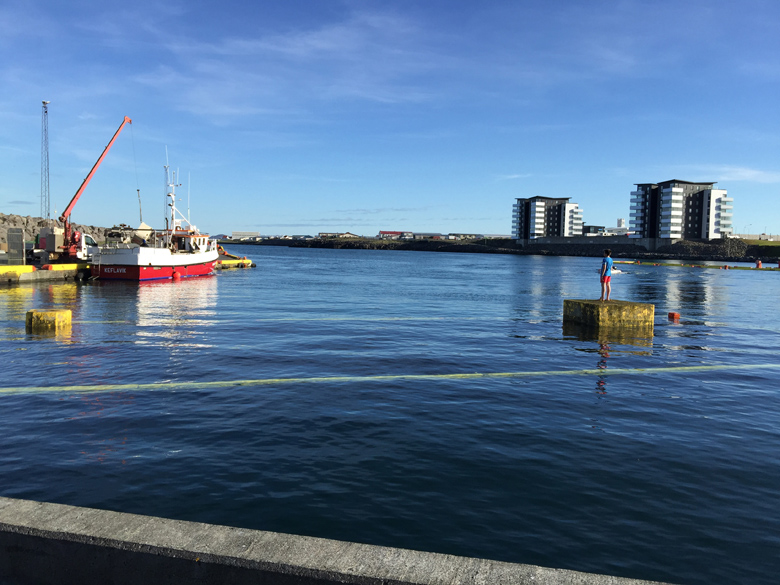 Fjör í Keflavíkurhöfn á háflóði