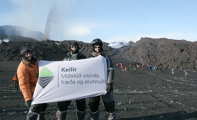 Keilir flaggar á gosstöðvunum