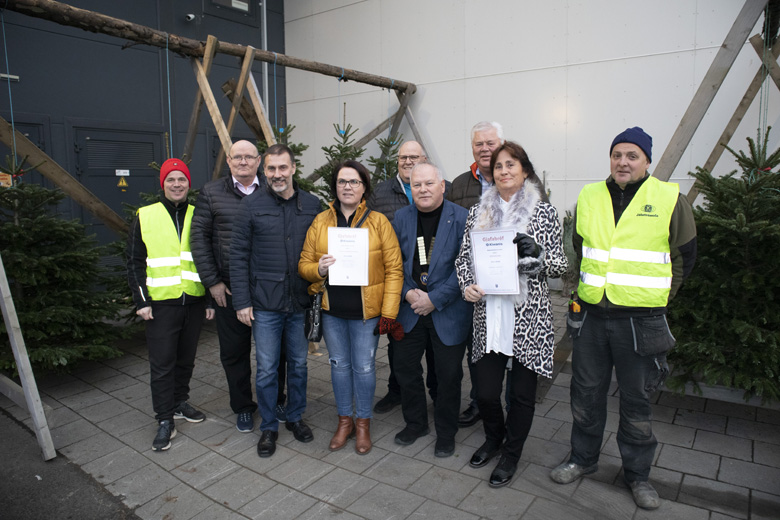 Kiwanismenn afhentu styrki við opnun jólatrjéssölu