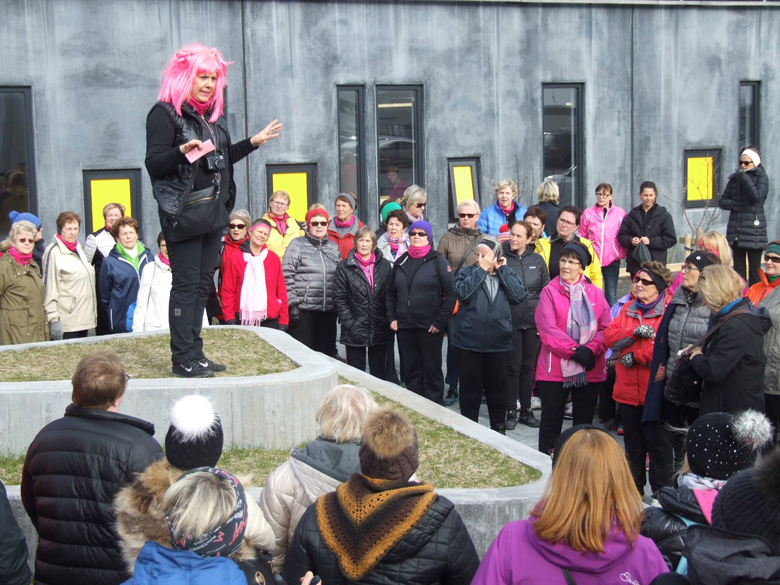 Tvö hundruð konur gengu saman