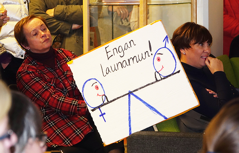 Fjöldi kvenna fór úr vinnu klukkan 14:38