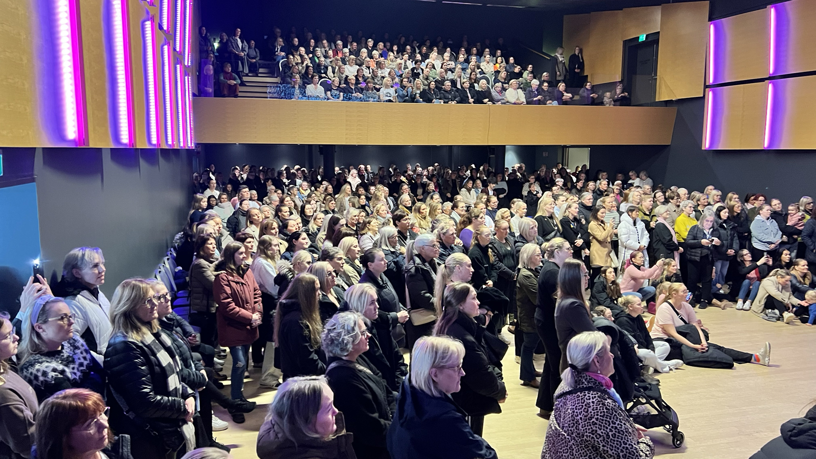 Konur fjölmenntu í Stapann á upphitunarviðburð í kvennaverkfalli