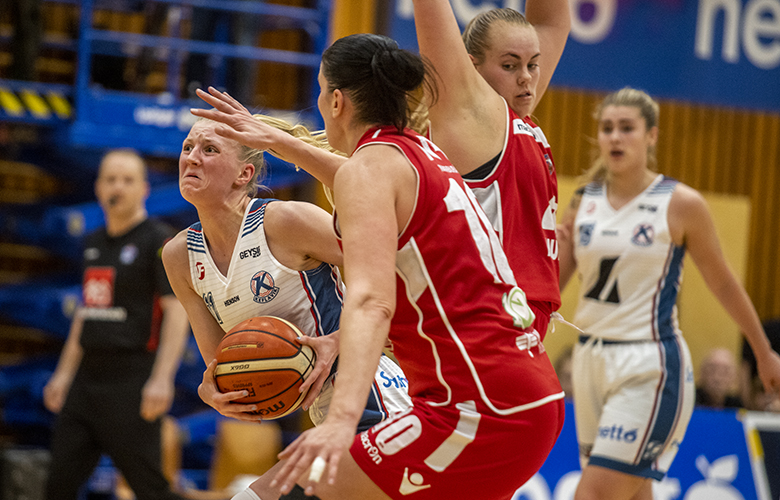 Keflavík tapaði og er 0-2 undir gegn Val