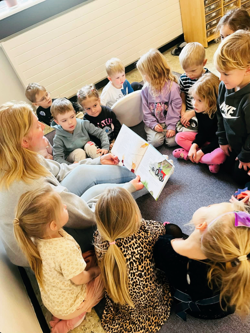 Með bók í hönd á degi leikskólans