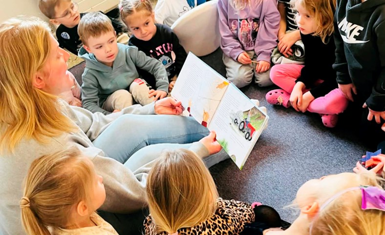 Með bók í hönd á degi leikskólans