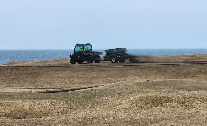 Hólmsvöllur kemur vel undan vetri – Ákvörðun um opnun tekin á mánudag