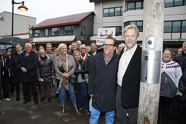 Magnús og Bó tóku lagið við Stefnumótastaurinn