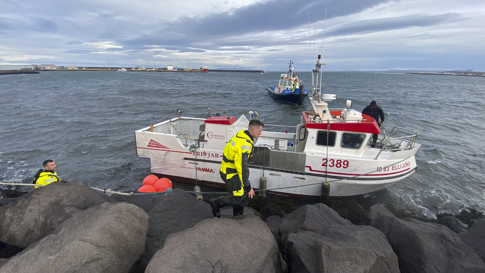 Strönduðu eftir sjósetningu í Njarðvík