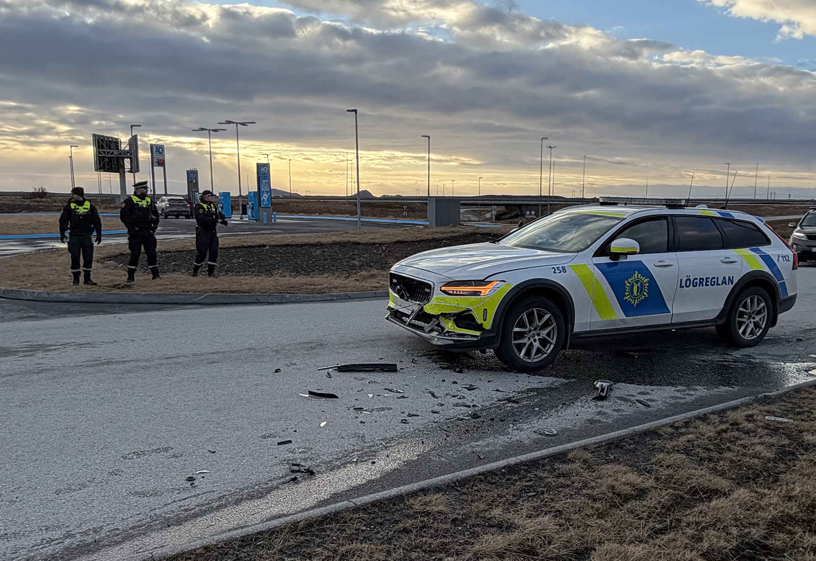 Lögreglan í hörðum árekstri í Innri Njarðvík