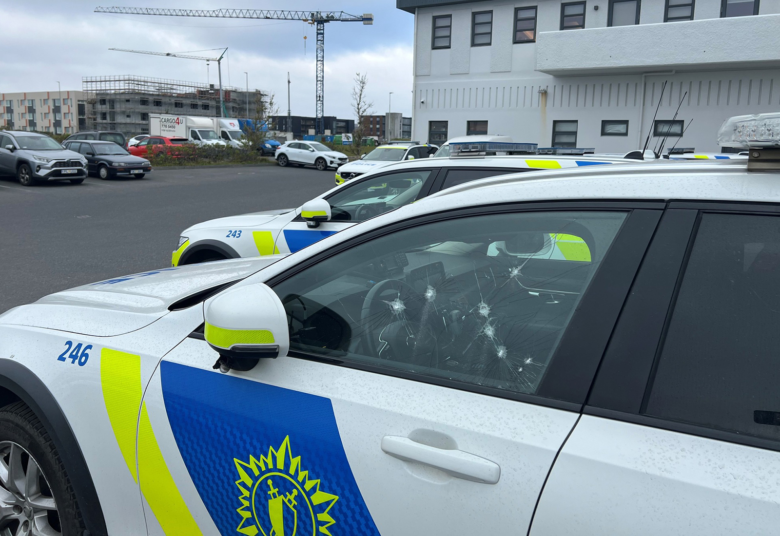 Rúðubrjótur herjar á lögregluna