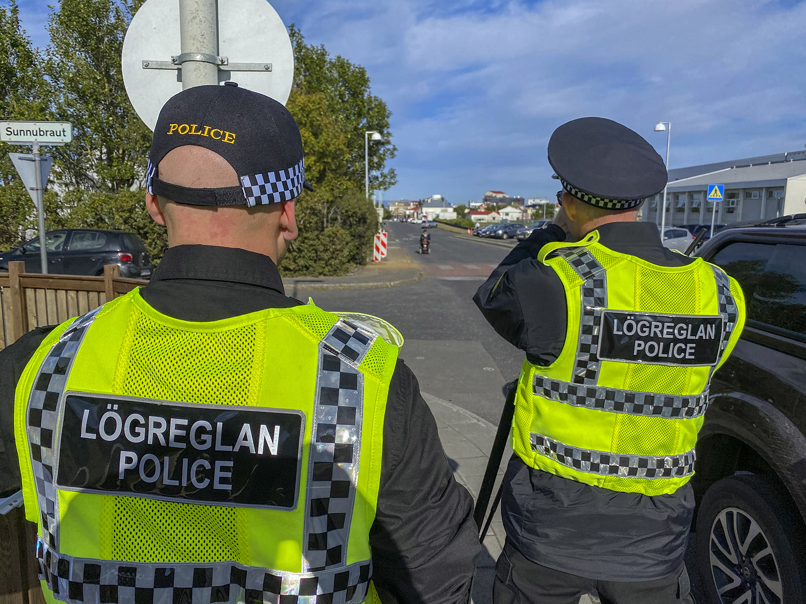 Tvær bílveltur og ekið á vegrið