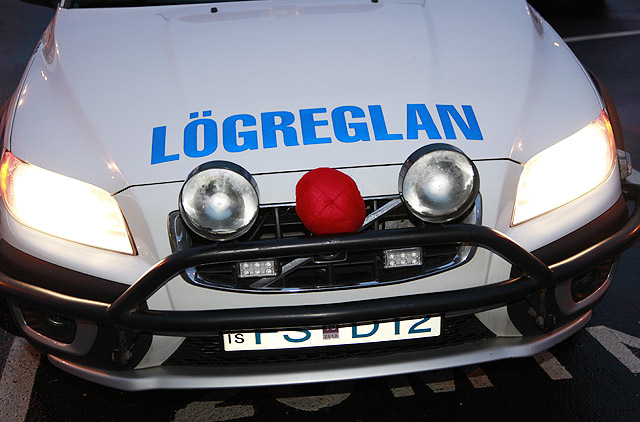 Löggubíll með rautt nef og horn
