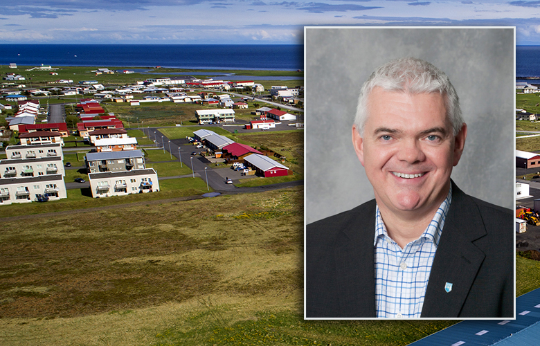 Hættir í dag en sækir um starf bæjarstjóra sameinaðs sveitarfélags