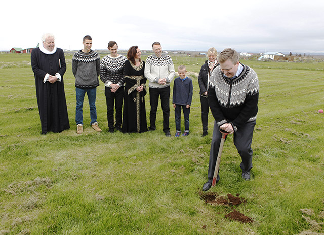 Forsætisráðherra tók skóflustungu að Knarrarneskirkju