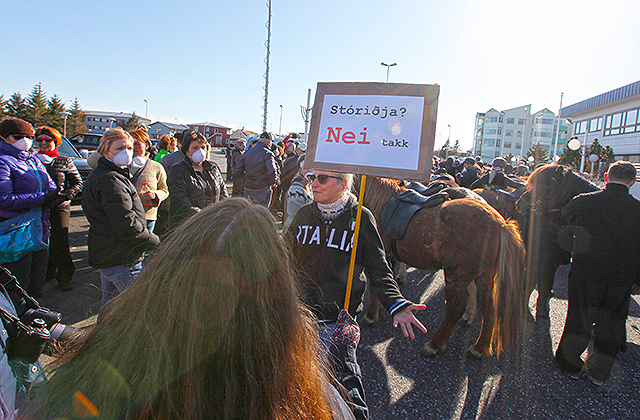 Hestar og menn mótmæltu í Reykjanesbæ