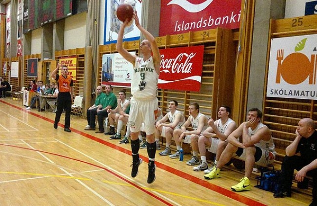 Njarðvík upp að hlið KR eftir stórsigur