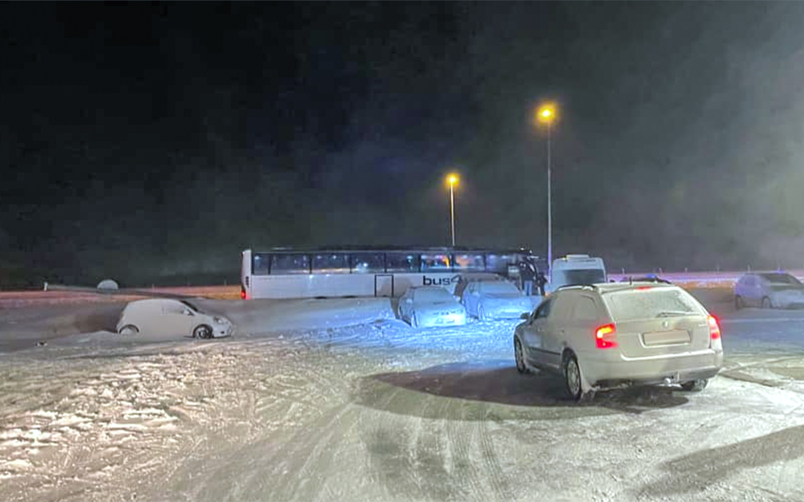 Rúta stuðningsmanna Njarðvíkur feyktist út af Reykjanesbrautinni