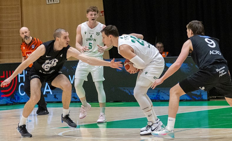 Stórsigur hjá UMFN en umdeilt atriði í leik KR og Keflavíkur