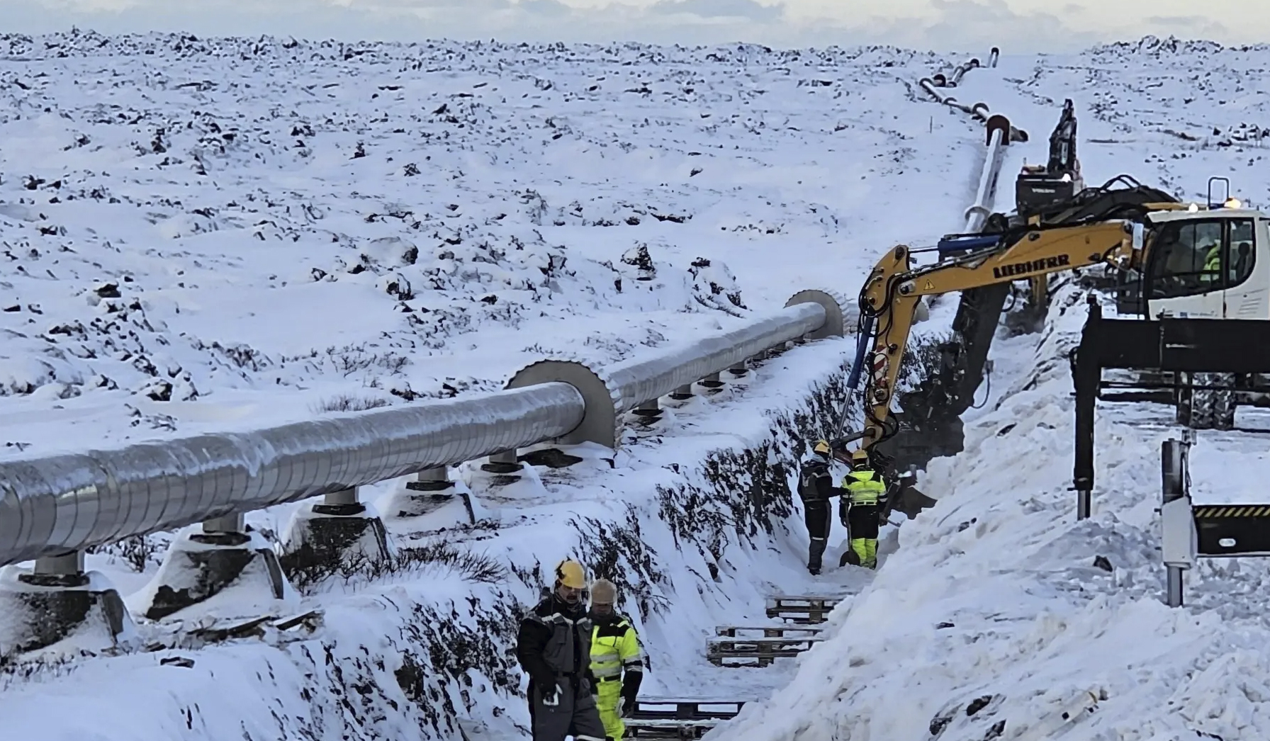 Njarðvíkuræðin að hluta í jörð til að verjast hraunrennsli