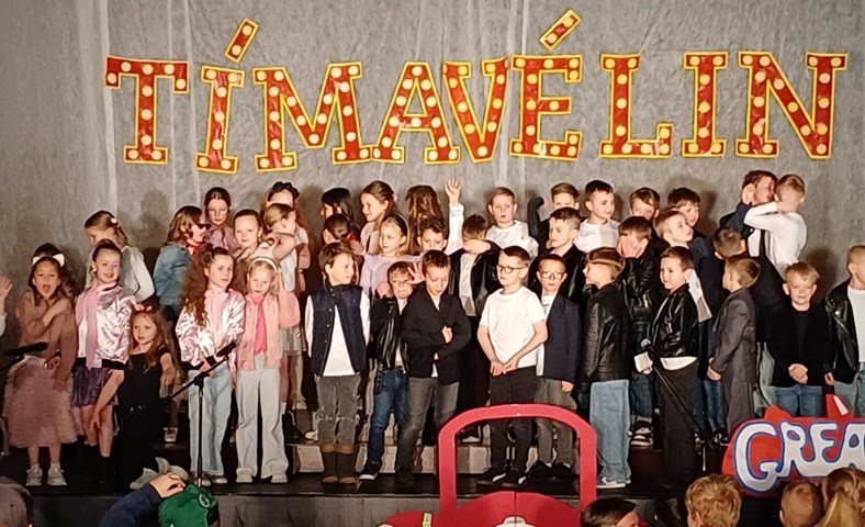 Tímavélin flutti gesti Njarðvíkurskóla á milli áratuga á glæsilegri árshátíð