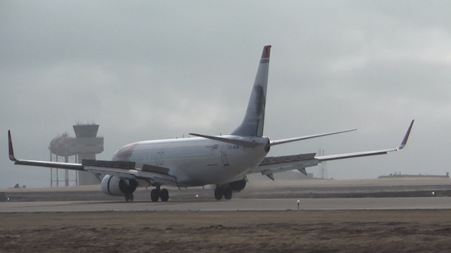 Rúða brotnaði í flugstjórnarklefa í flugtaki