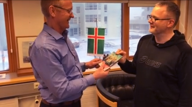 Kjartan Már bæjarstjóri tekur við fána Nýdanskrar - MYNDBAND