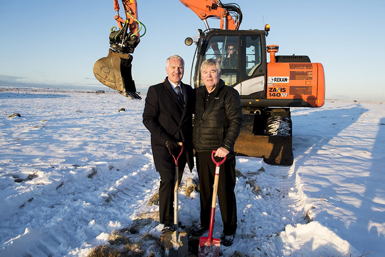 Fyrsta skóflustungan tekin að nýrri ÓB stöð í Reykjanesbæ