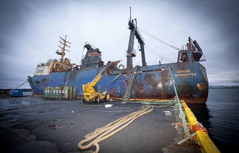 Sjór flæðir inn í Rússatogarann Orlik í Njarðvíkurhöfn