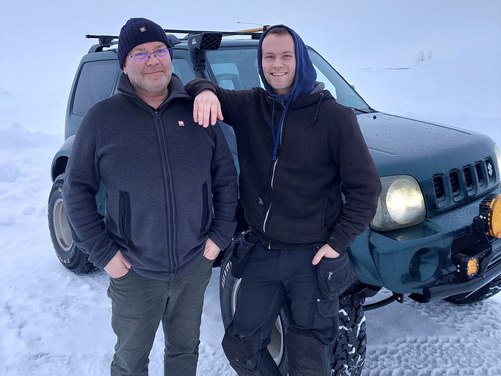 Tveir vopnaðir sérsveitarmenn ruddust inn í bílskúr í Grindavík