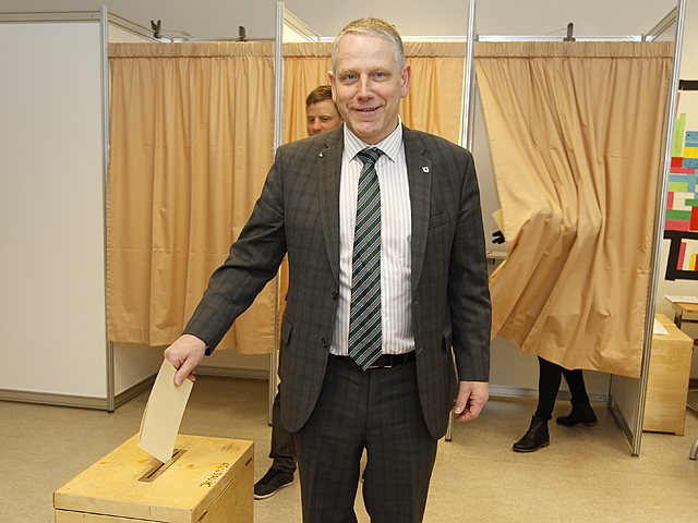 Þingmaður tekur því rólega án síma og bíls
