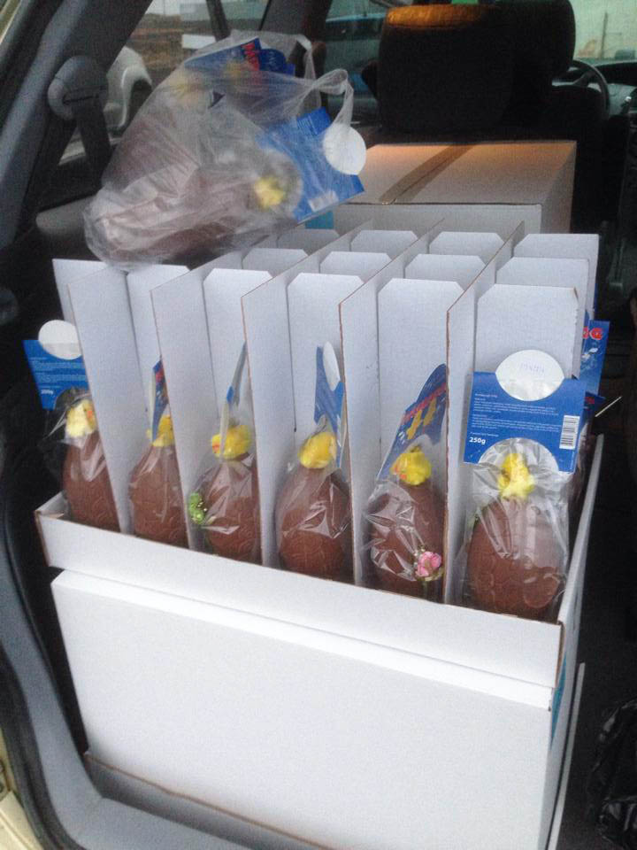 Gefur páskaegg til þeirra efnalitlu