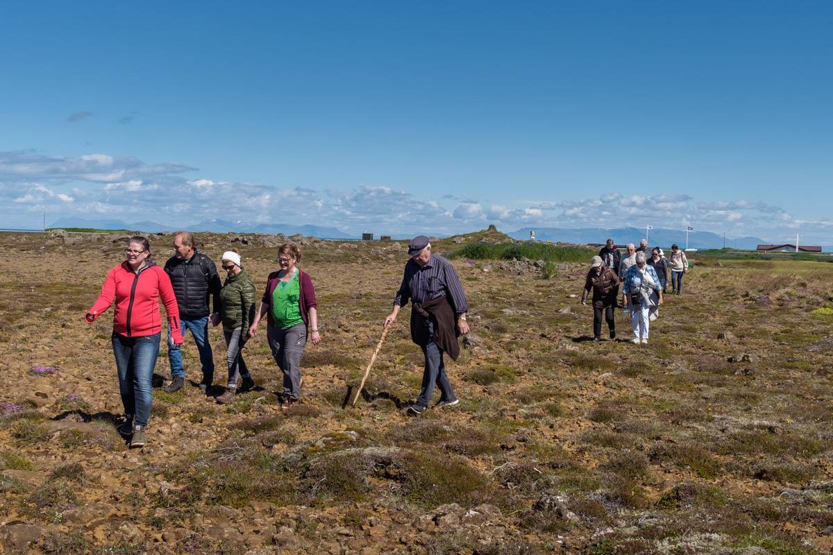 Gengið að prestvörðunni í blíðskaparveðri