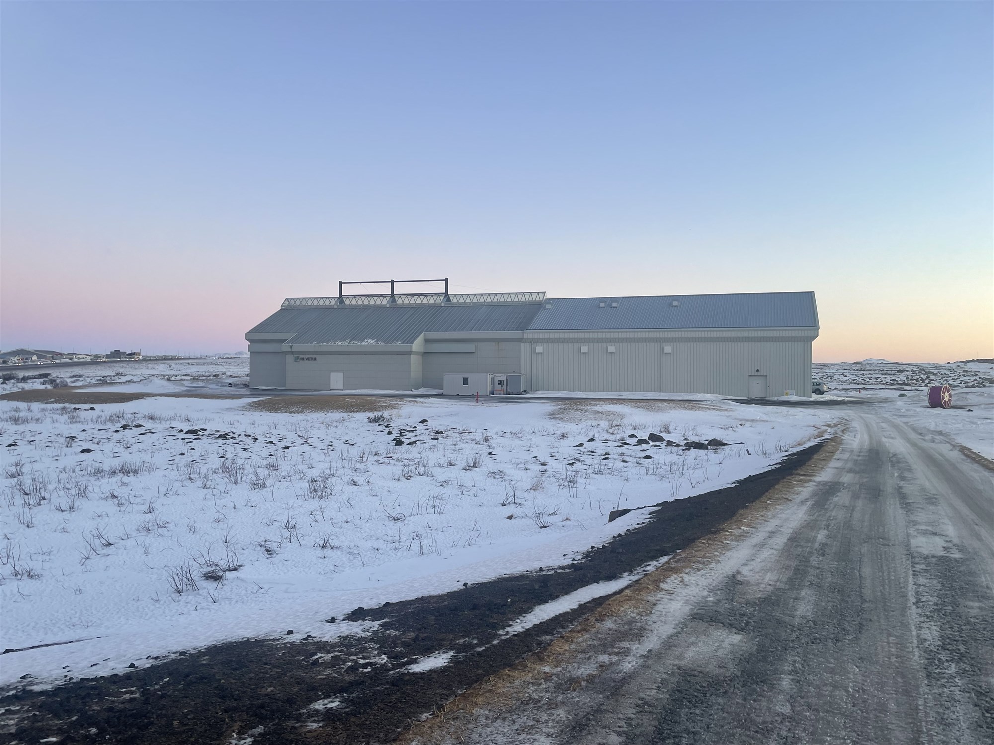 Af hverju geta stórnotendur verið með óskert rafmagn en heimilin þurfa að spara?