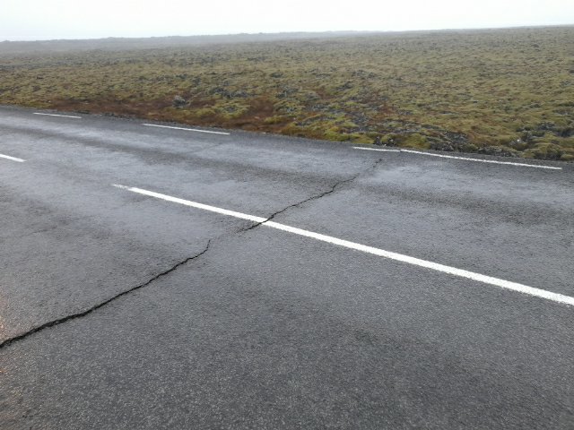 Sprunga myndaðist í Suðurstrandavegi