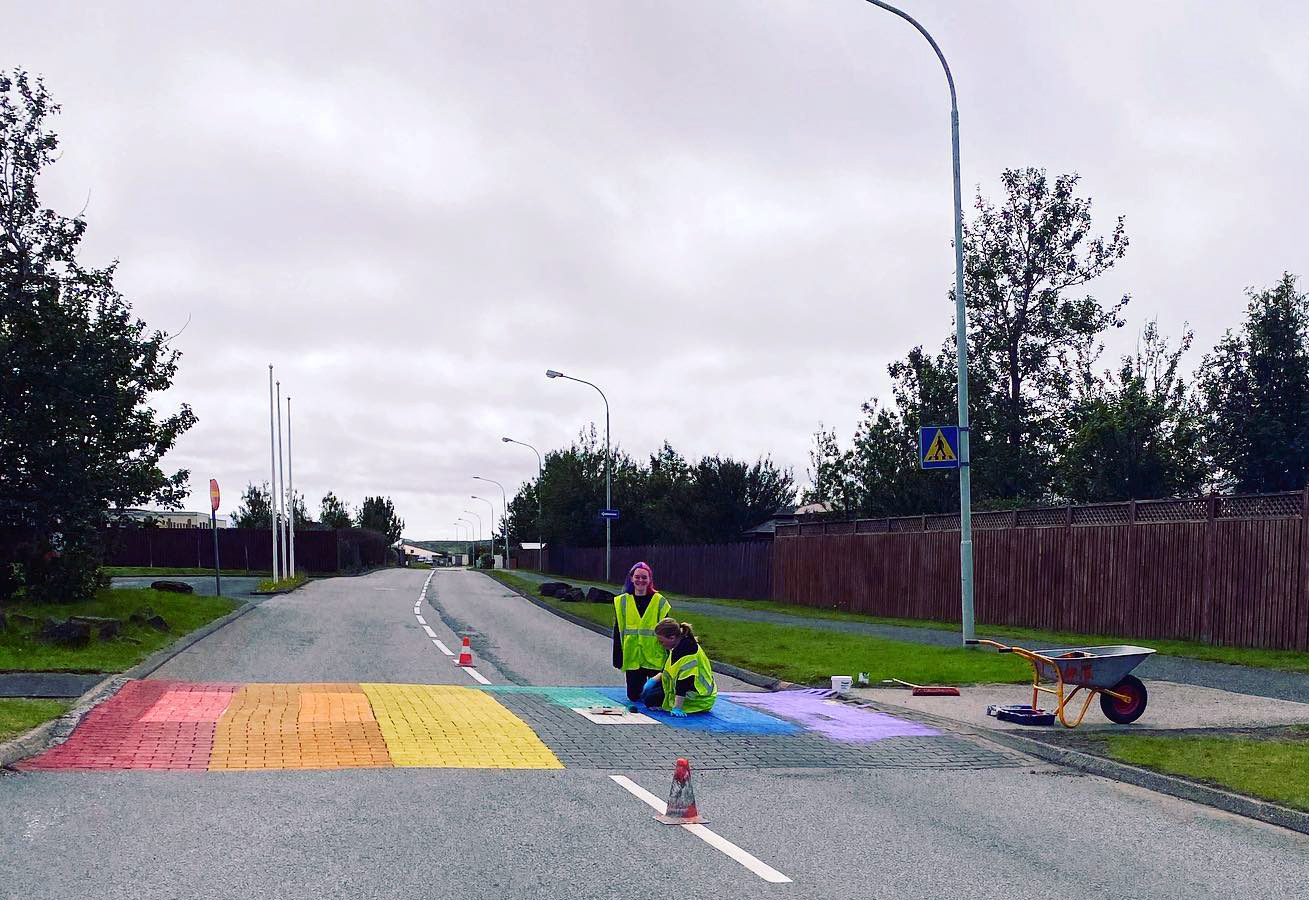 Vogar fagna fjölbreytileikanum með regnbogalitunum