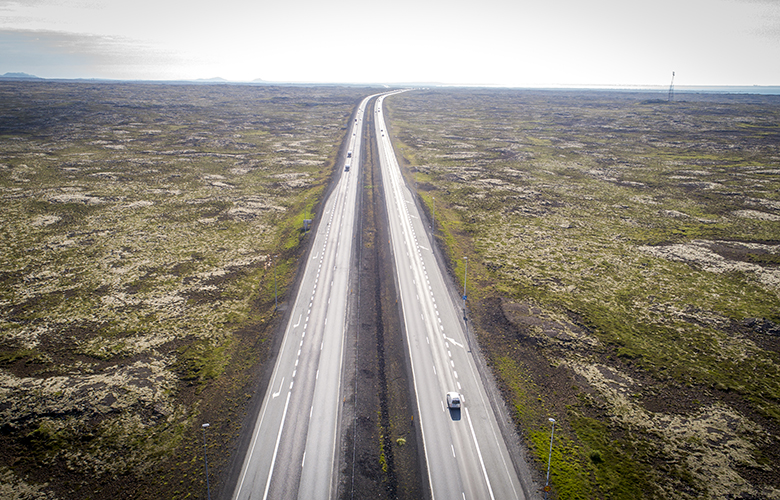 Hljóp 3 kílómetra yfir hraun og móa eftir bílveltu